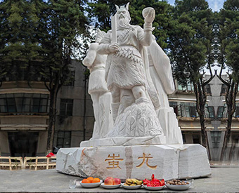 云南石雕黃帝、炎帝、蚩尤雕塑安裝效果展示